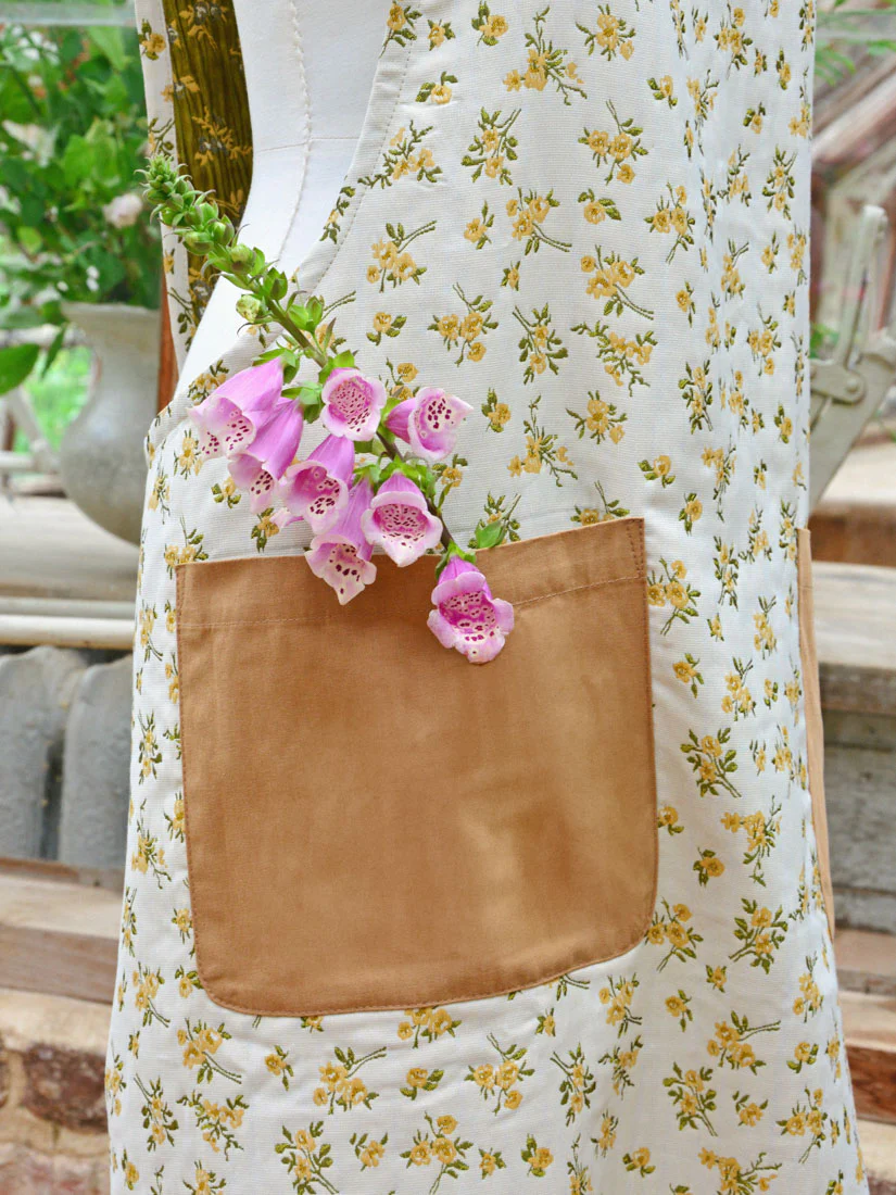 Floral Jacquard Cross Back Apron - Image 5